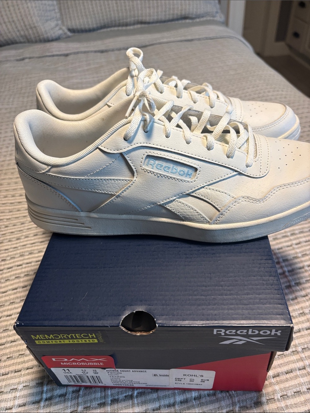 Reebok court advance women’s Off-White Leather tennis shoes